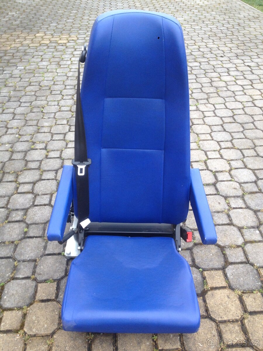 Sedadlo do auta se samonavíjecím pásem