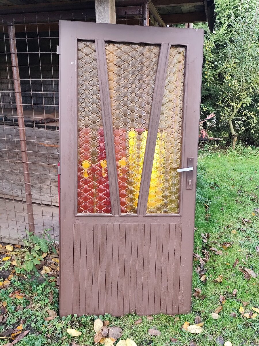 Starší vchodové dveře komplet.