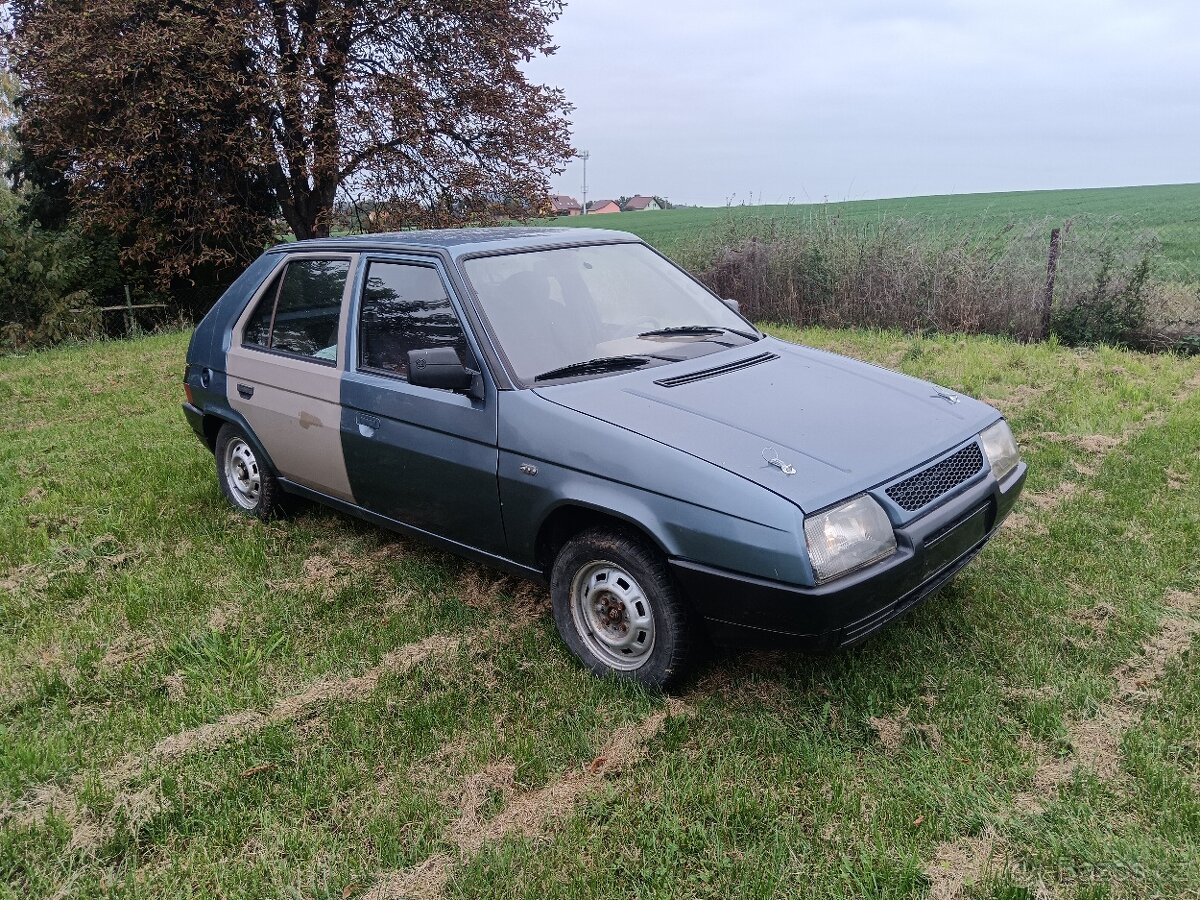 Favorit  r.v.1990 karbec pekny stav HP sporting