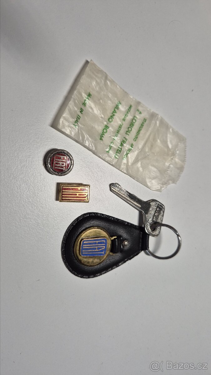 Original klíč Fiat 600 s klíčenkou a 2 odznaky