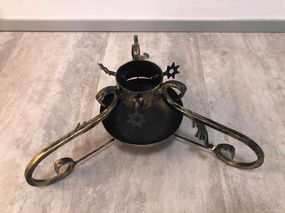 Stojan na vánoční stromek kovový určen i pro větší stromečky