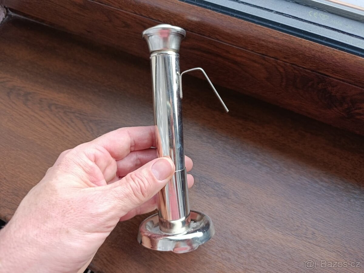 Starý ohříváček - ohřívač na pivo ve stojánku.