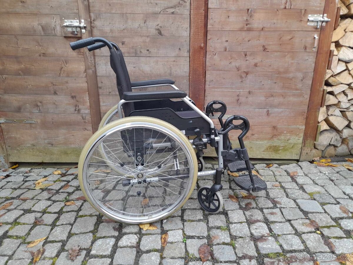 Invalidní vozík s polohovacima podnožkama
