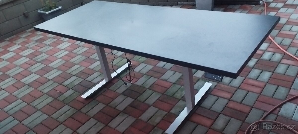 Prodám elektricky výškově nastavitelný stůl.