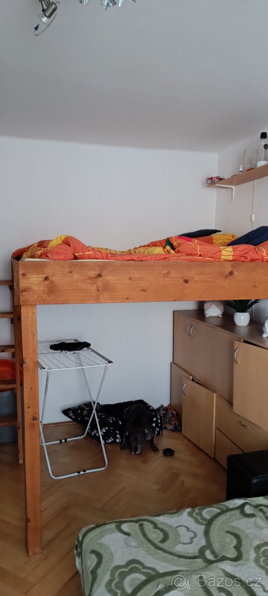 Patrová postel