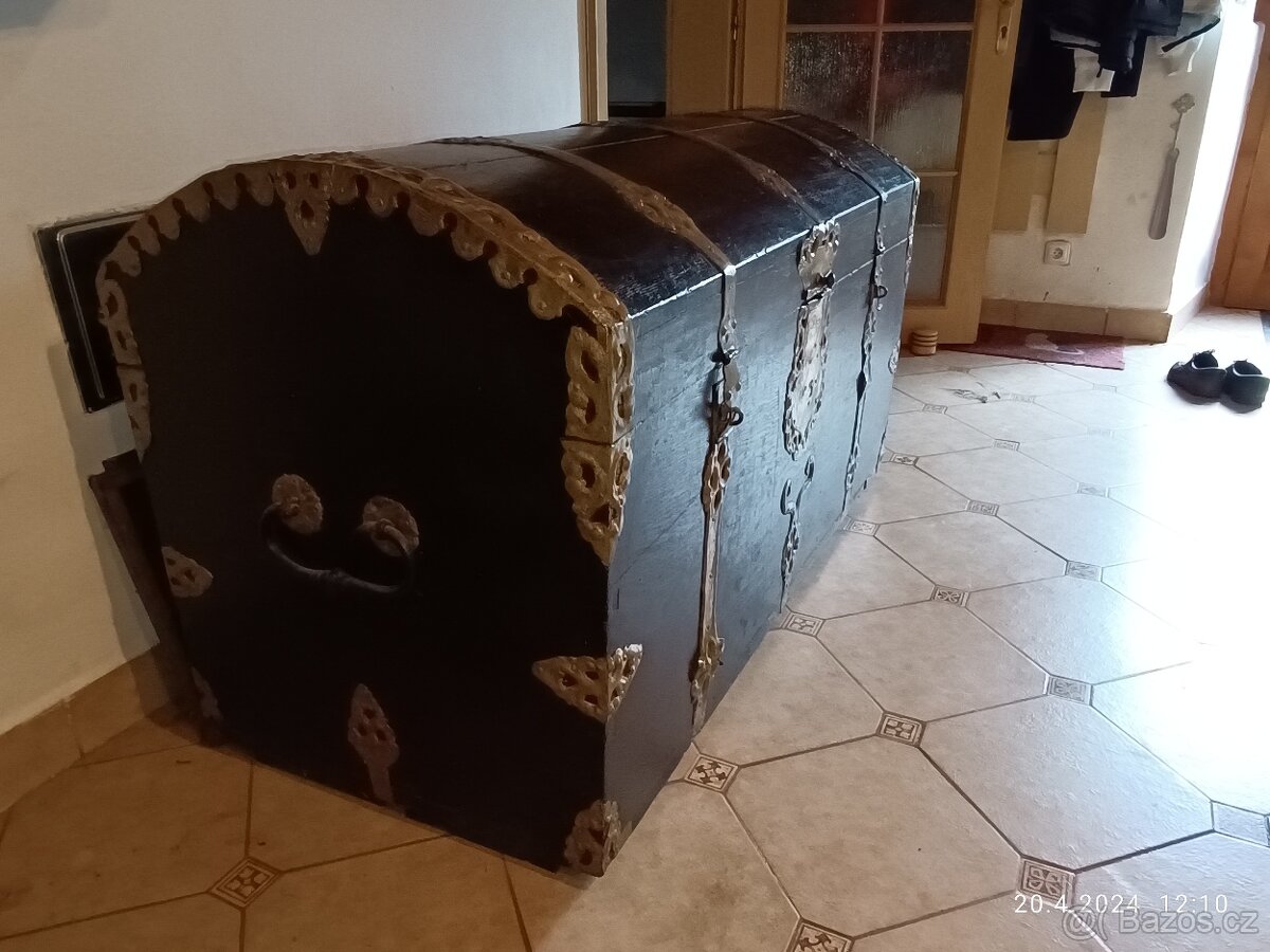Prodám starožitnou truhlu