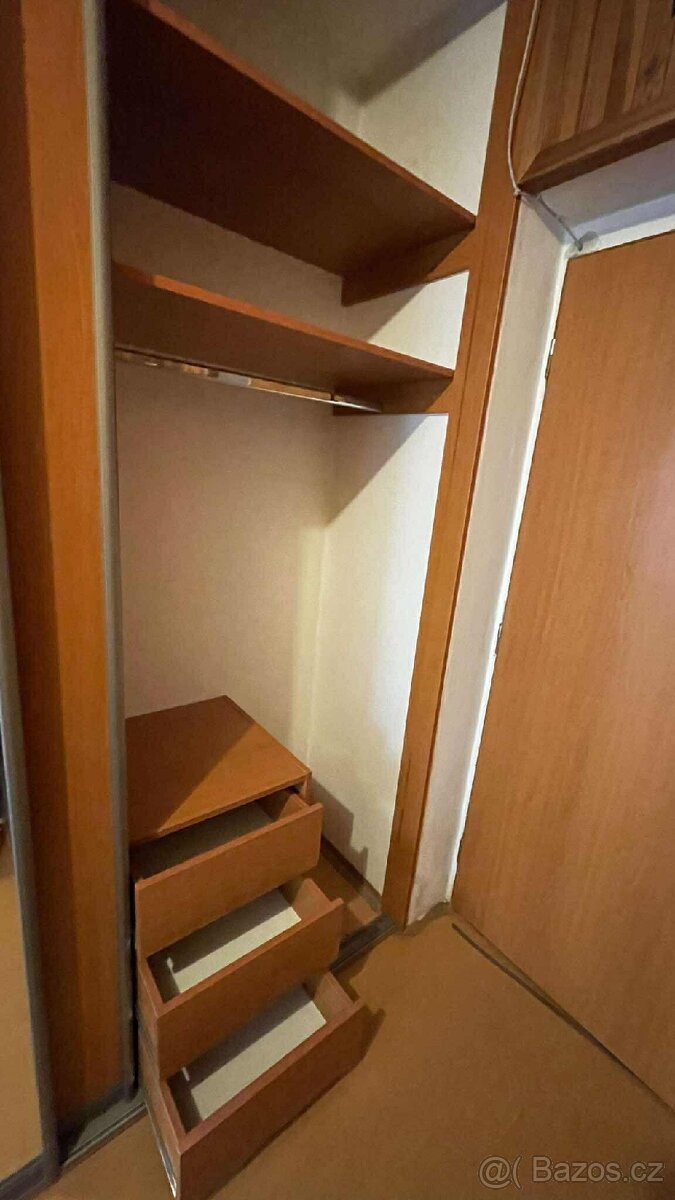 skříně