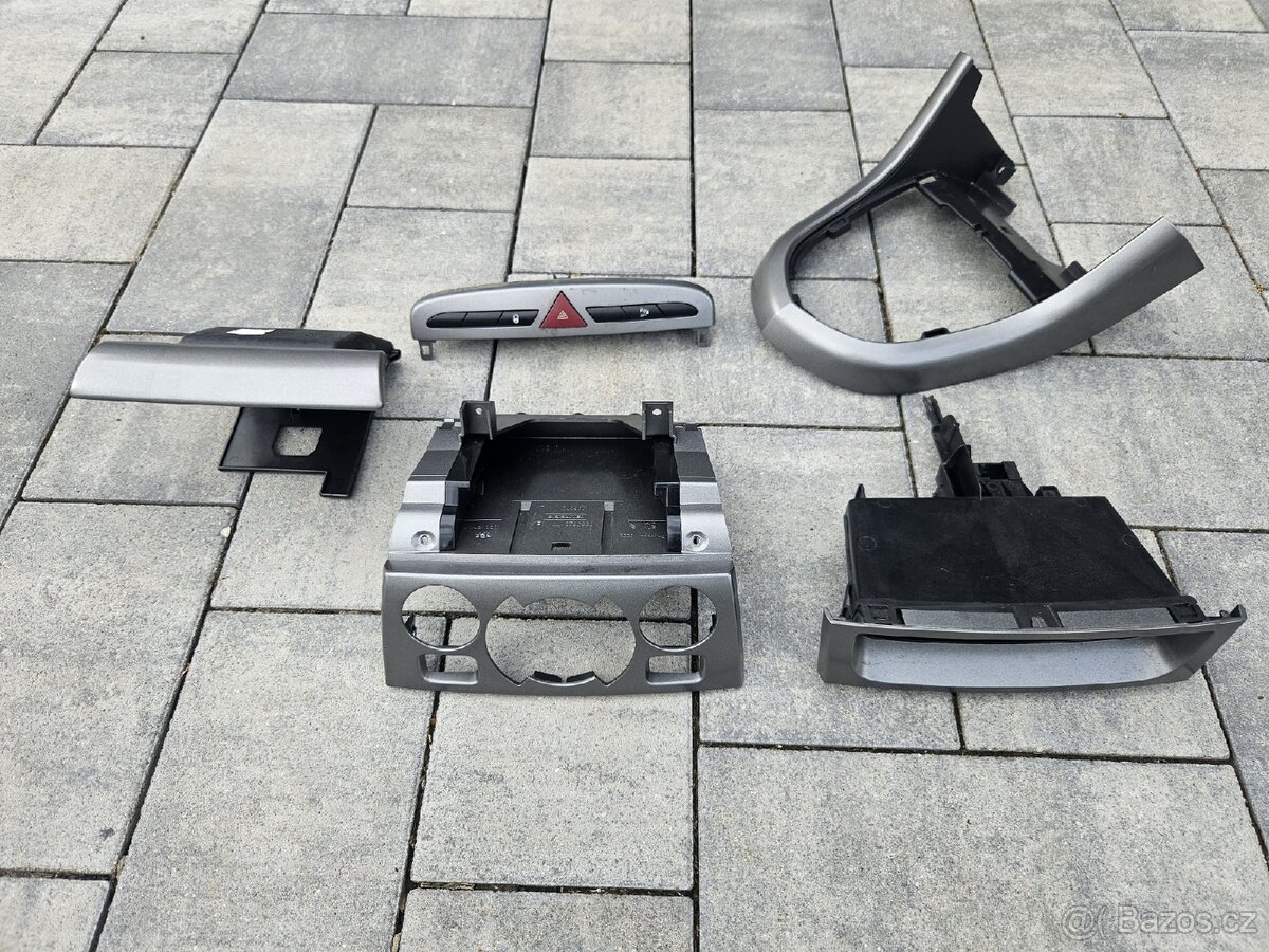 Peugeot 308 plasty středový panel