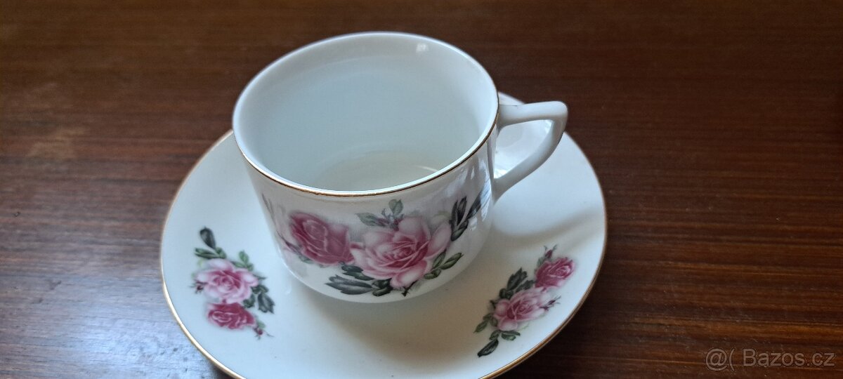 Sada pěti porcelánových hrnků s podšálky