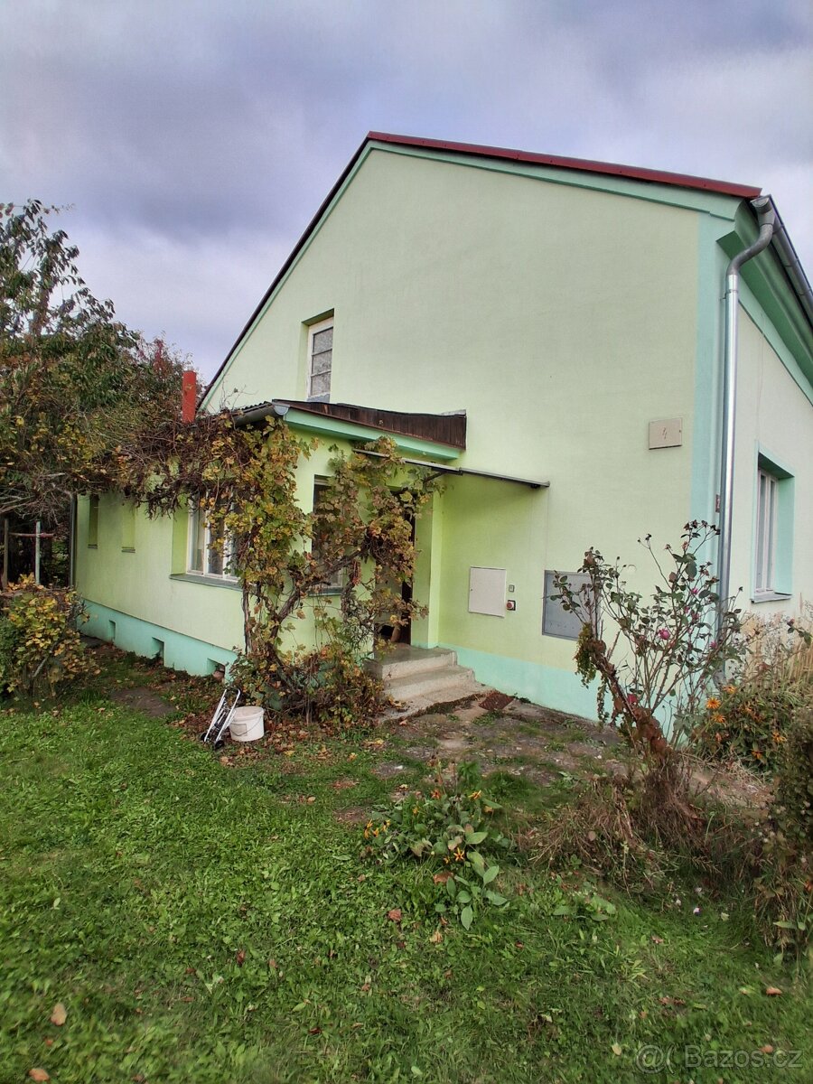 Uničov Staškova 230, polovina dvojdomku,105m2,324m2