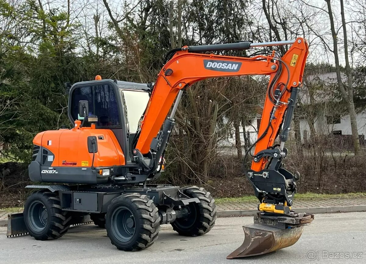 Kolový bagr Doosan DX57W ROTOTILT