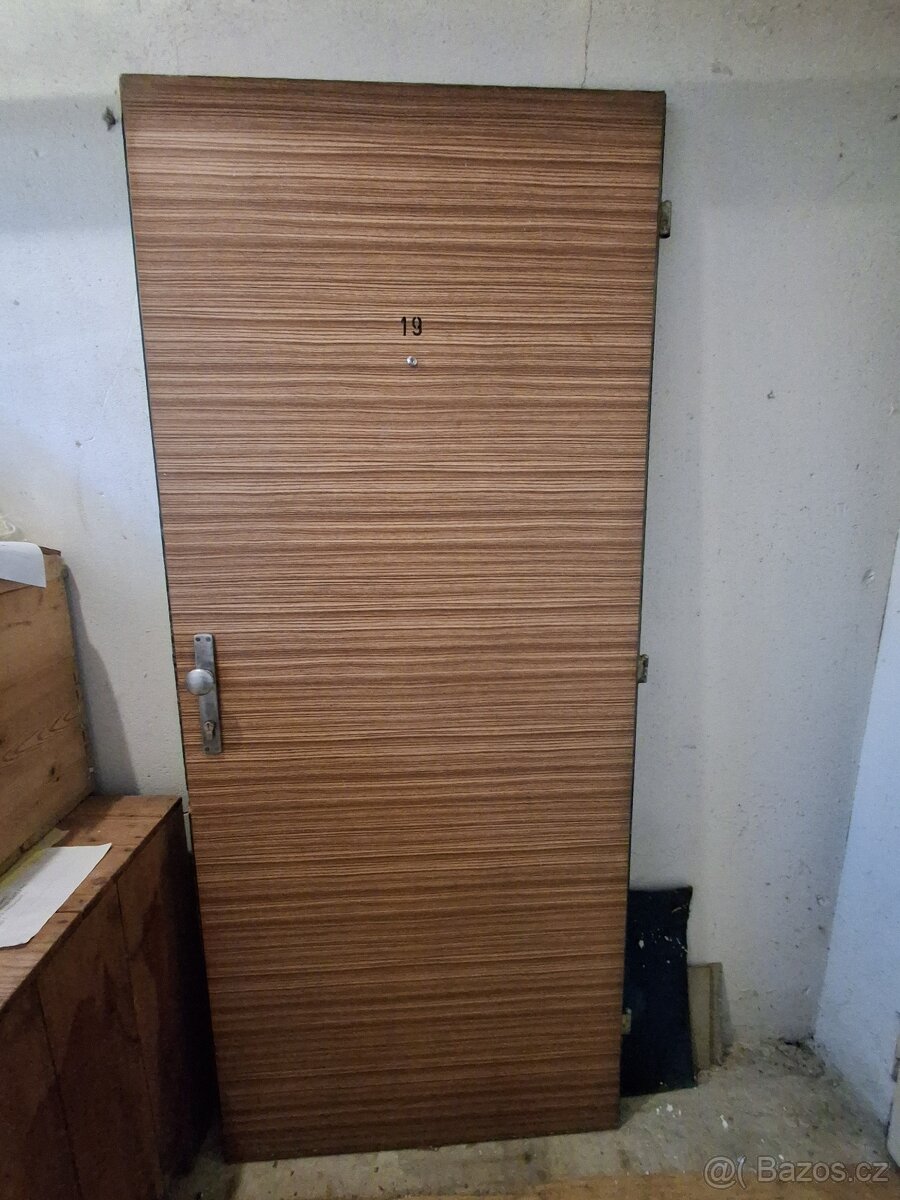 Vchodové dveře - panelákový byt - levé