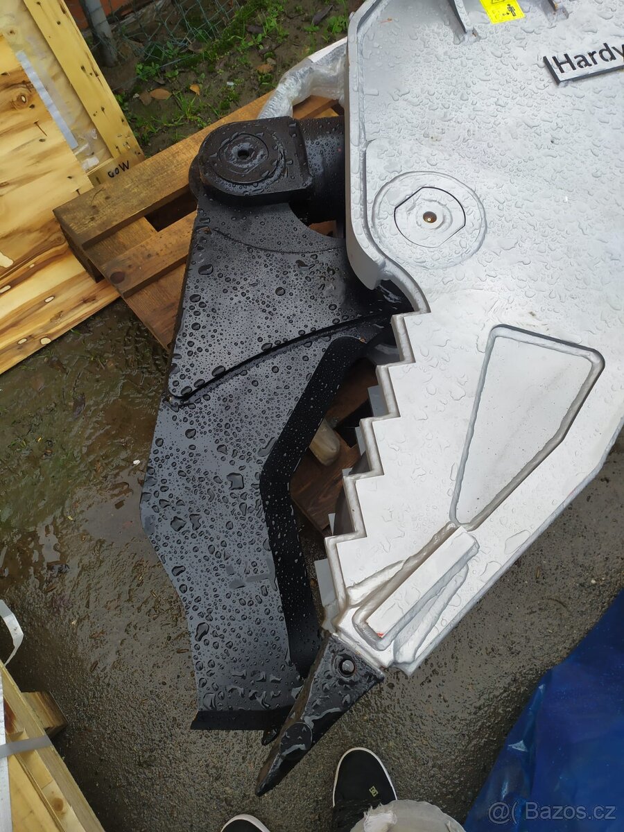 PAŘEZOVÉ NŮŽKY NA BAGR 8-12T