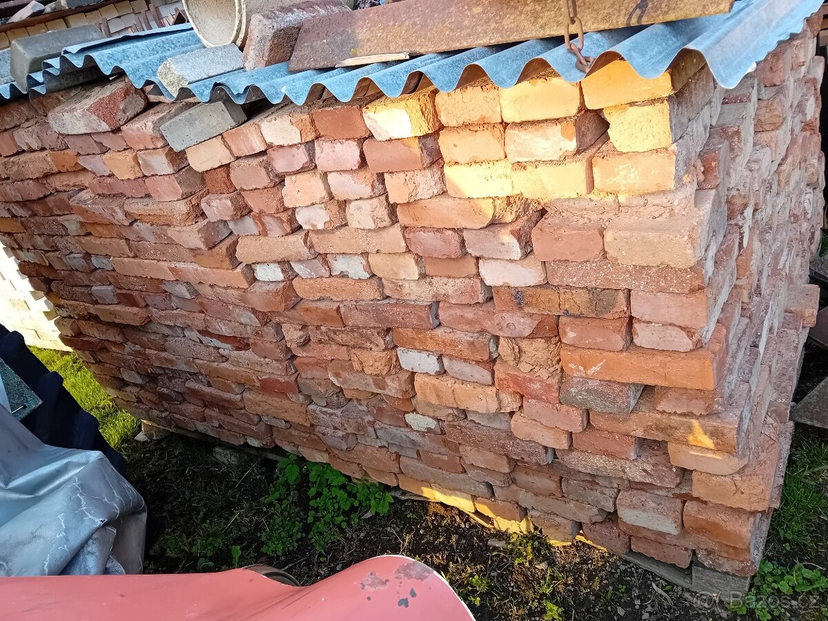 Prodám cihly pálené červené staré