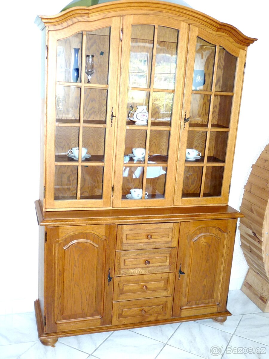 rustikální dvoudveřová vitrína se šuplíky