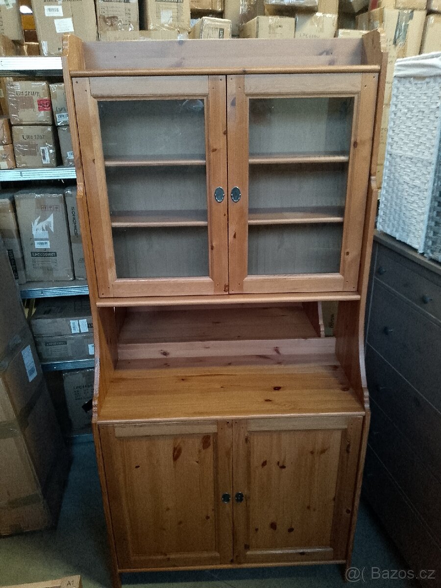 Dřevěná vitrína Ikea