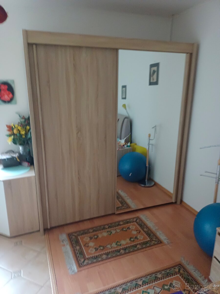 Dvoudílná skříň se zrcadlem.
