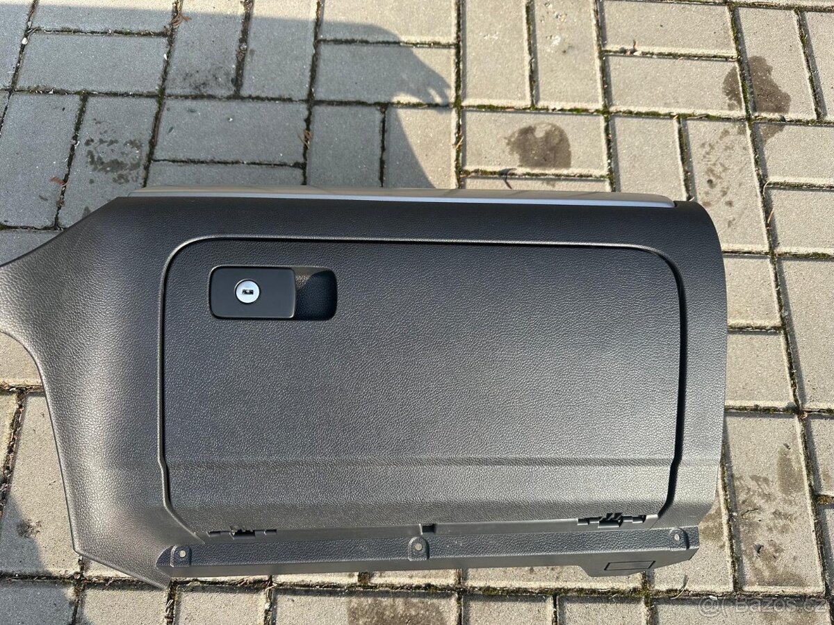 VW Golf 6 kaslik palubni desky.
