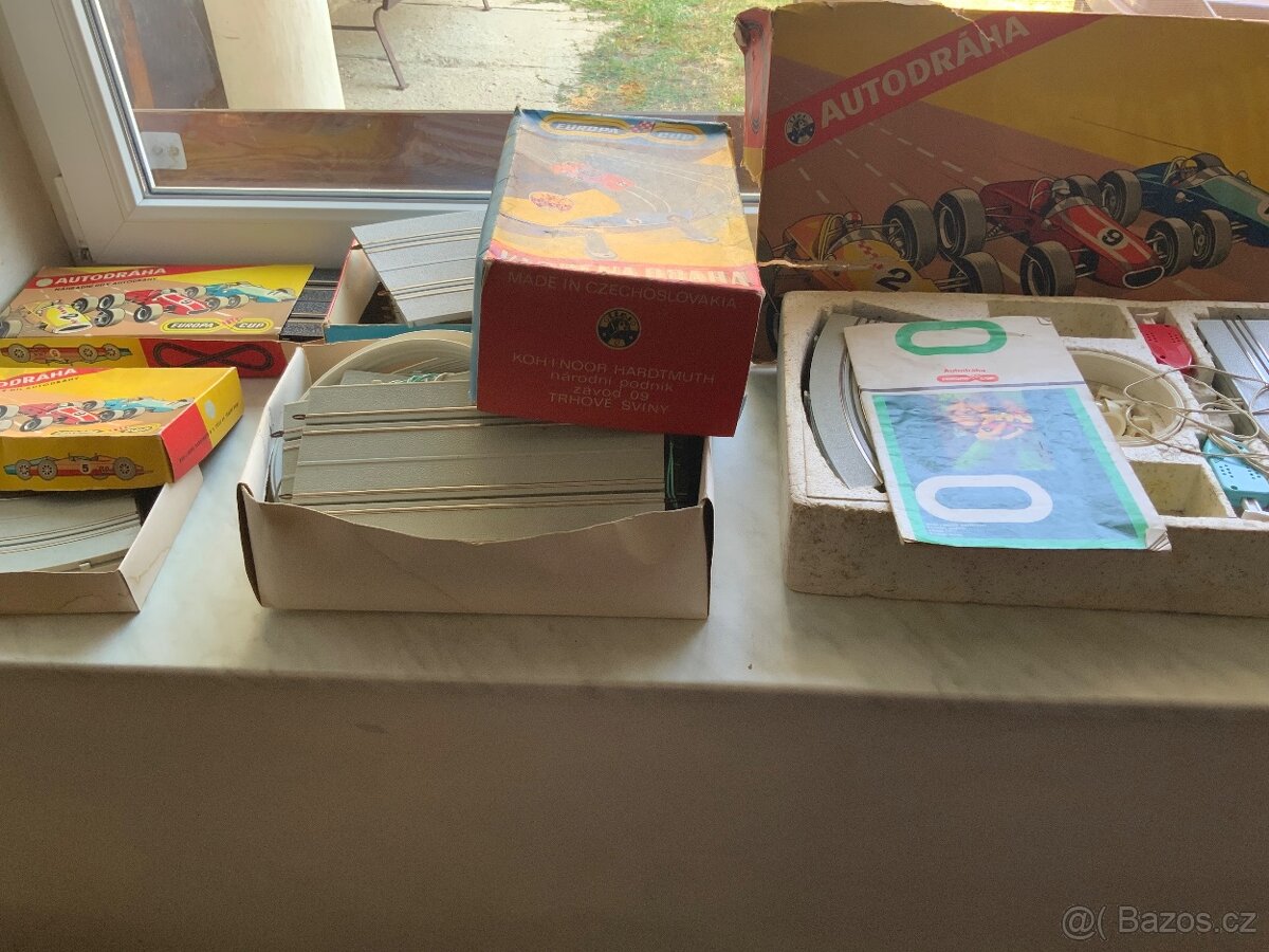 Prodám autodráhu ITES, včetně 6 autíček