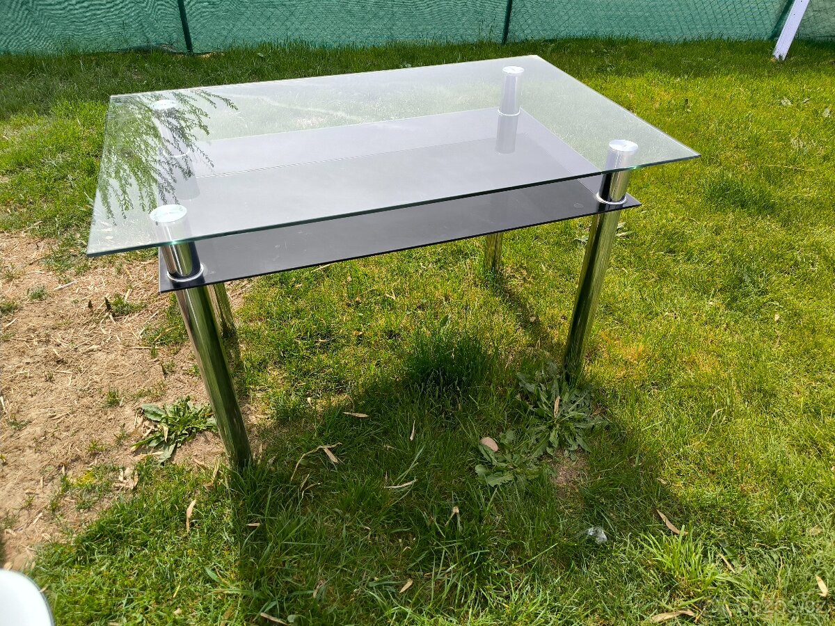 Skleněný jídelní stůl