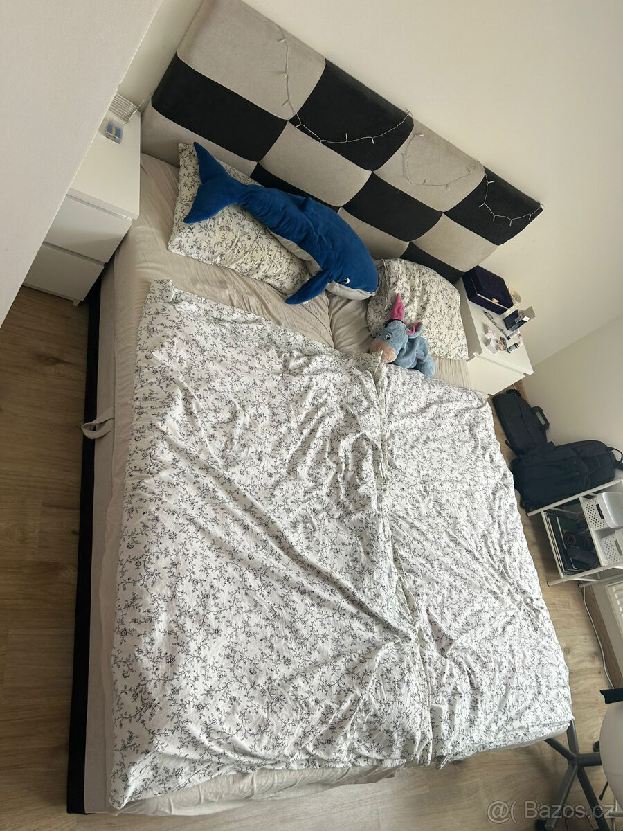 Manželská postel s úložným prostorem