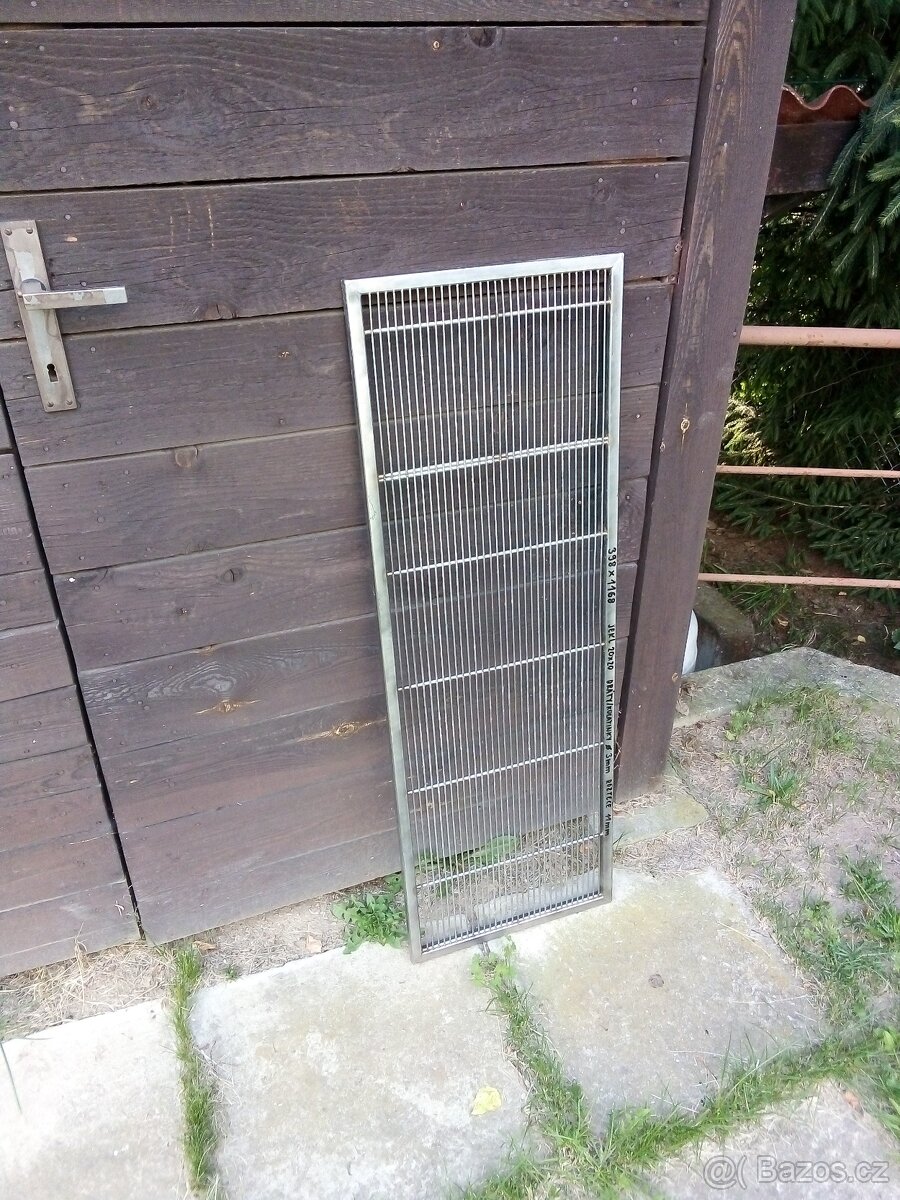 Nerezový rám s vevařenou / bodovanou mříží. 1168 x 398mm