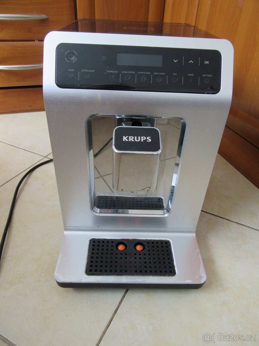 Nabízím automatický kávovar Krups. Nefunkční. Po zapnutí se