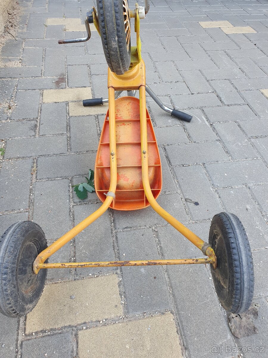 Retro / starý / šlapací / odrážedlo