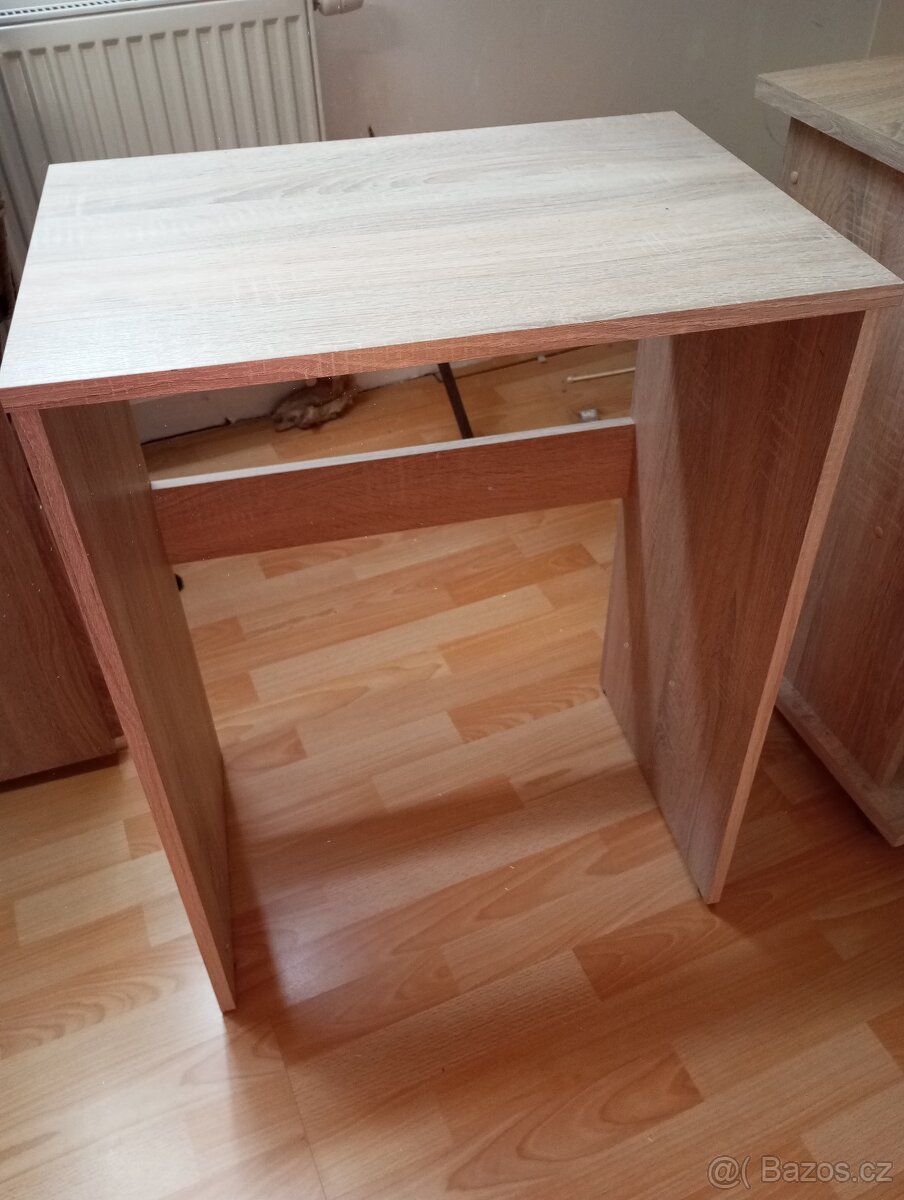 Menší stůl
