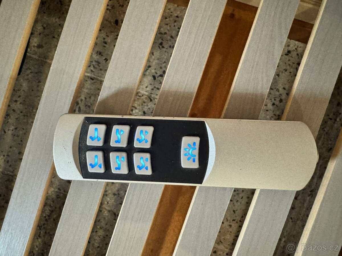 Kvalitní Ratanové dvoulůžko s elektrickými rošty na dálku v