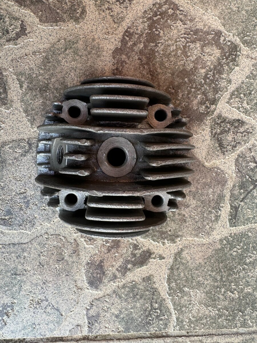 Hlava asi ze stabilního motoru