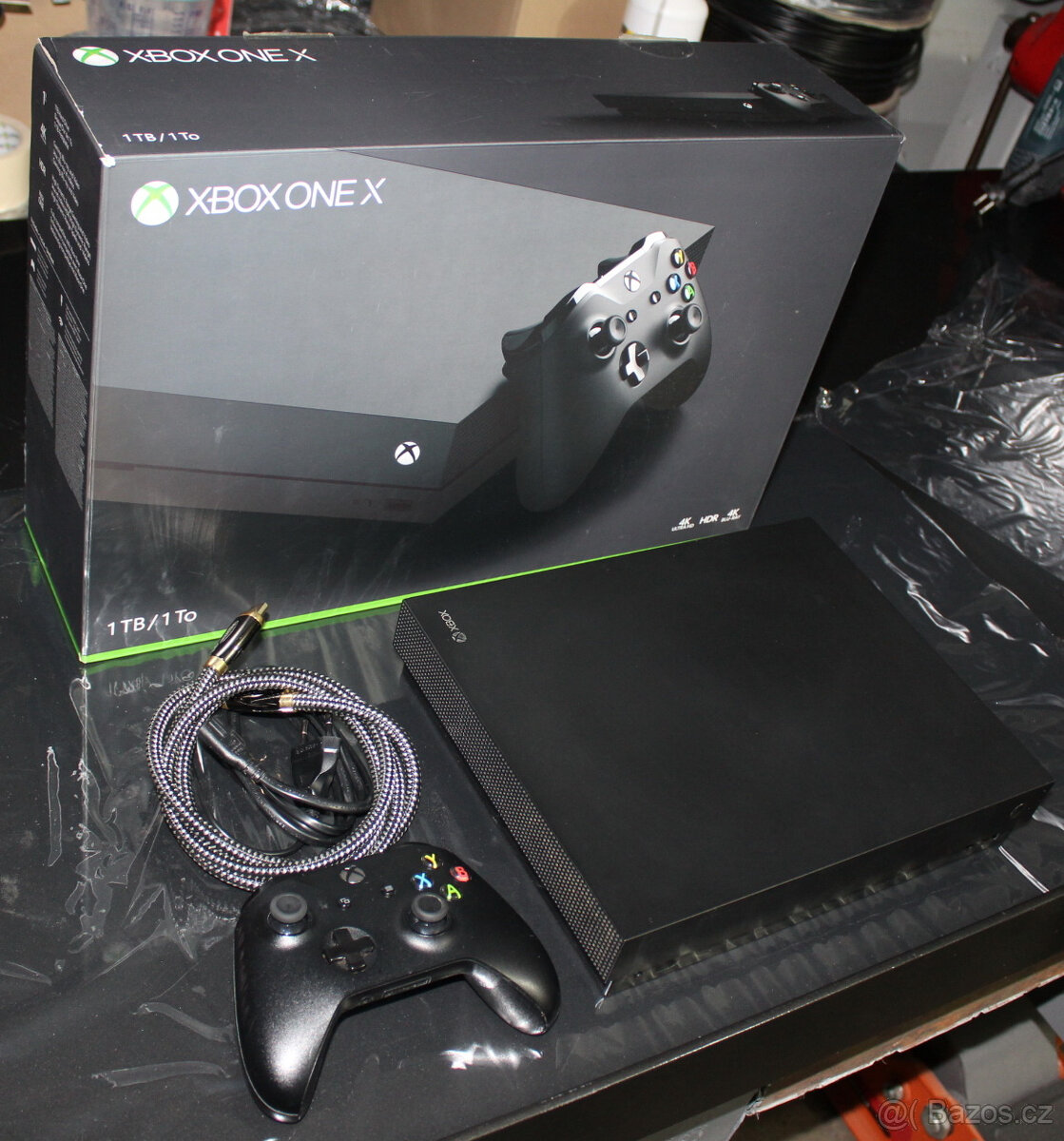 Xbox One X Black 1TB - kompletní balení