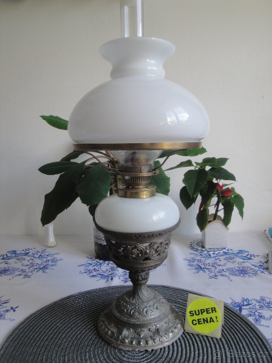 překrásná stará funkční petrolejová lampa