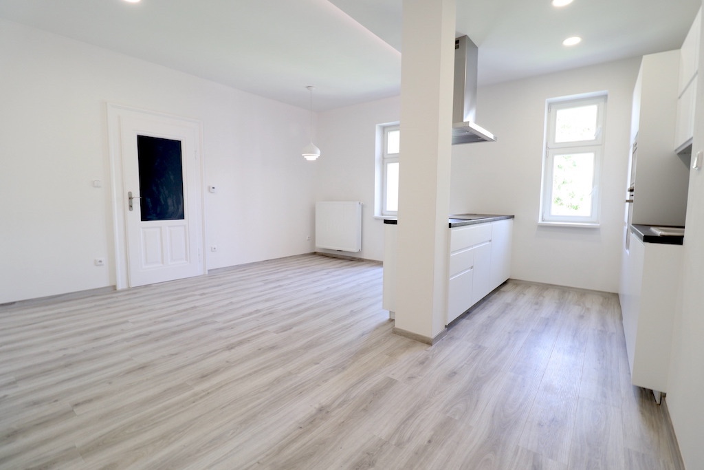Rekonstruovaný byt 3+kk, 87 m2 s balkonem, Hradec Králové.