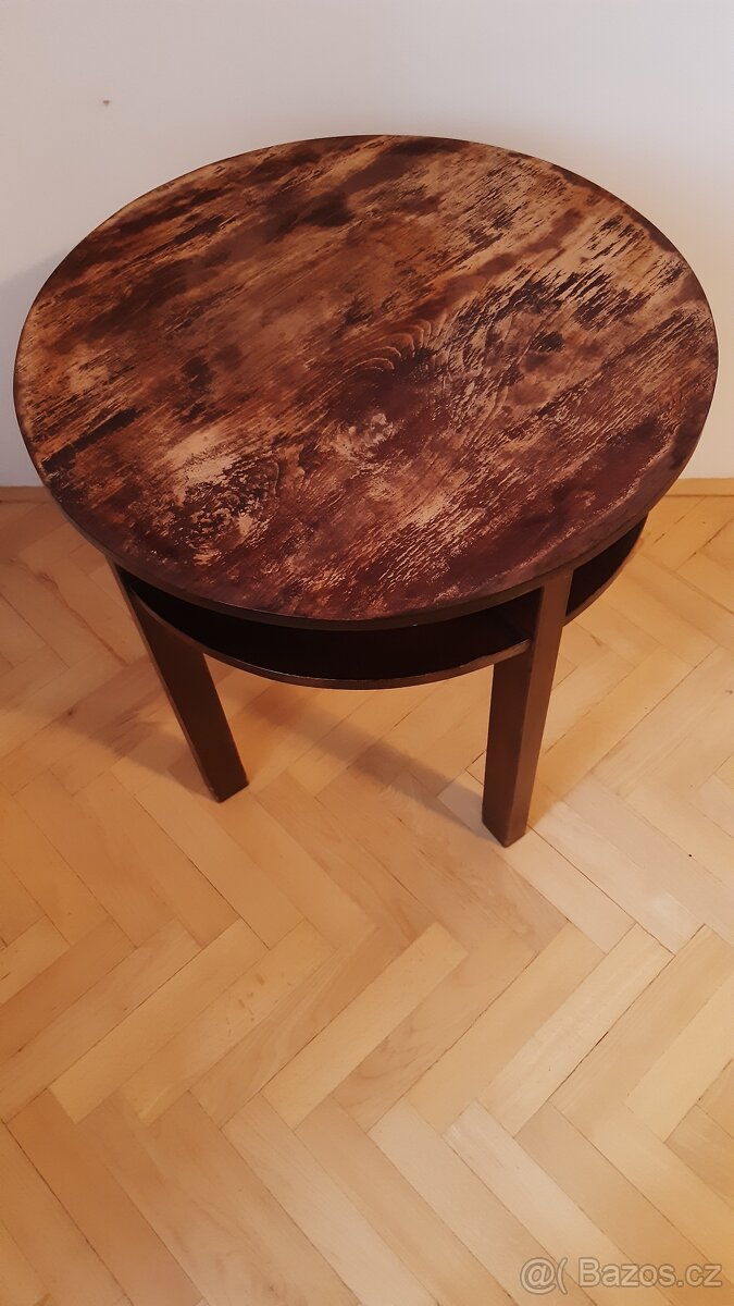 Starožitný kulatý stůl