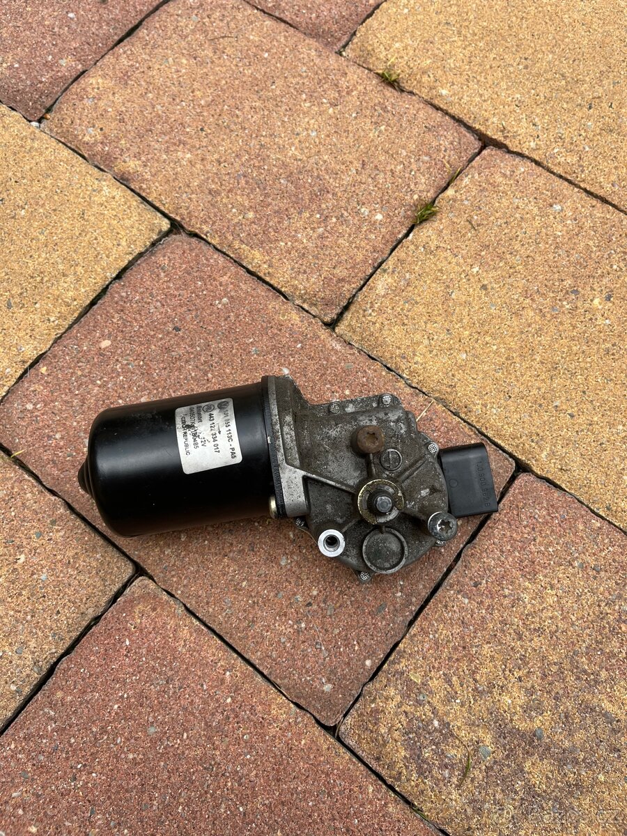 Motorek prednich stěračů octavia 1