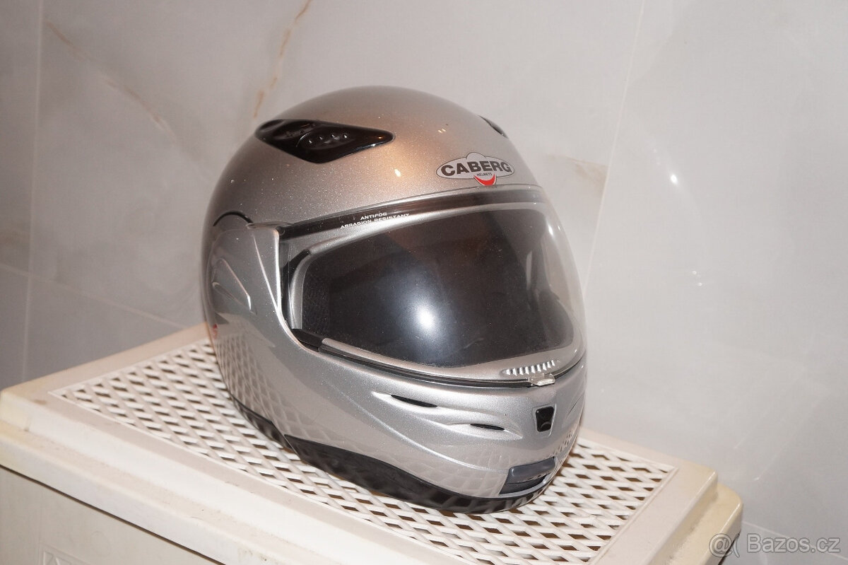 Nová výklopná helma na motorku, odklápěcí motocyklová přilba