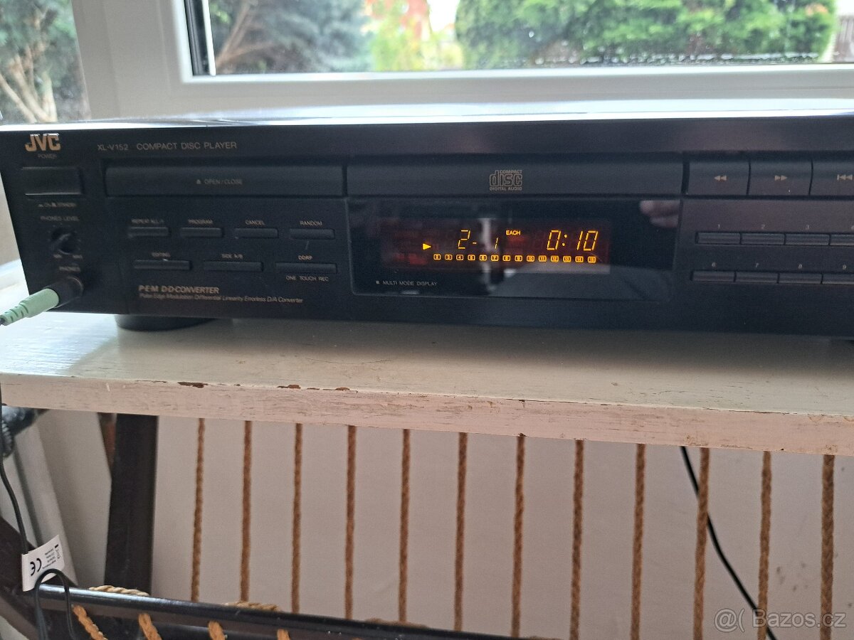 CD přehrávač vyšší řady JVC XL-V152BK plně funkční.