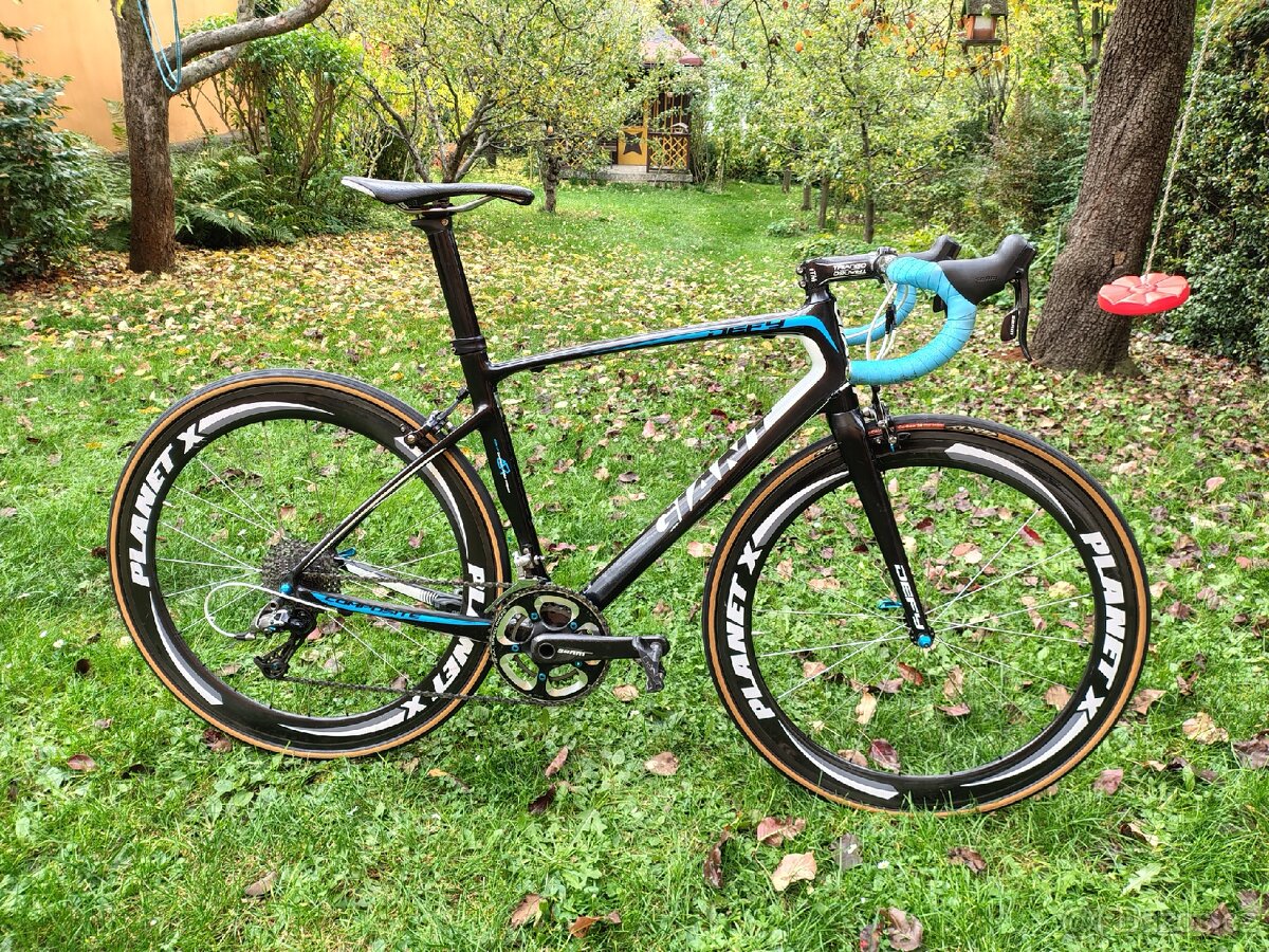 Silniční kolo GIANT DEFY celokarbon
