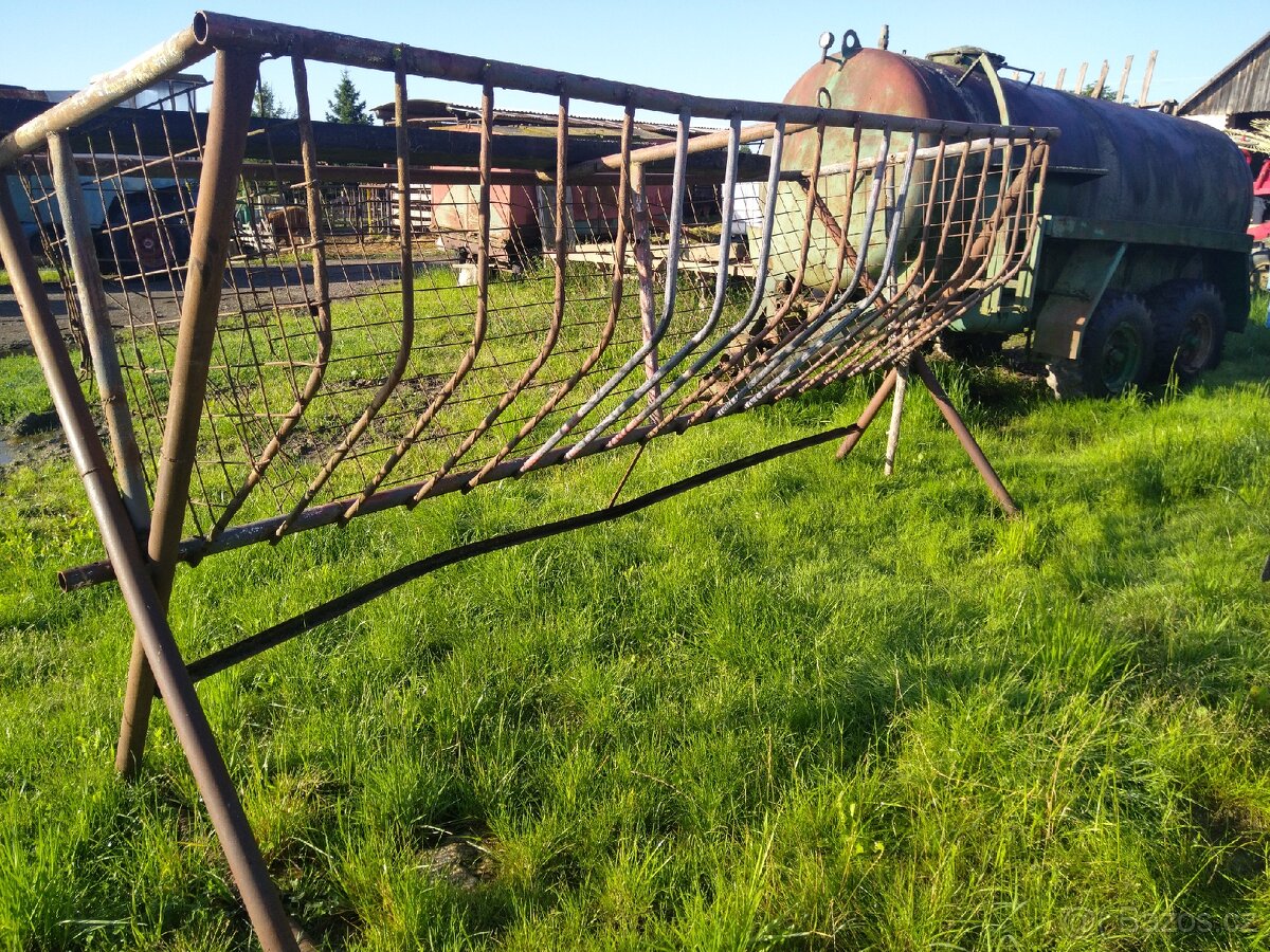 Krmelec příkrmiště