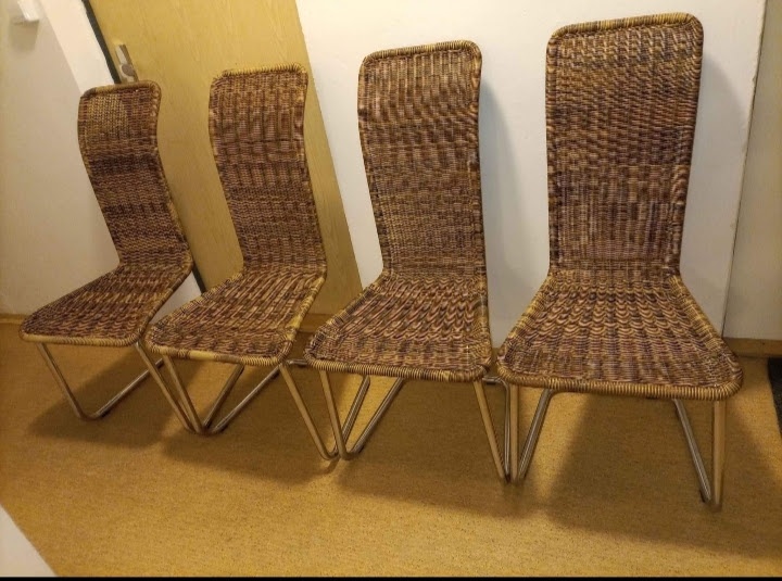 Jídelní houpací židle a skleněný jídelní stůl