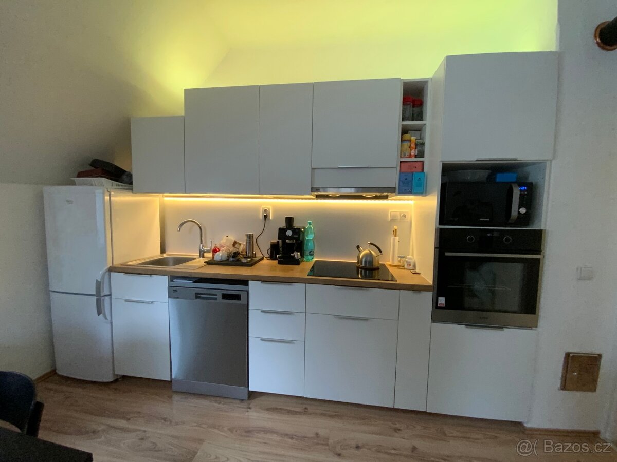 Pronájem bytu 4+kk s předzahrádkou a parkováním