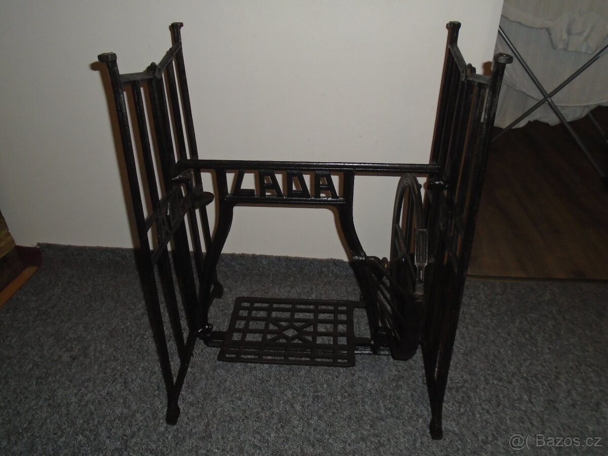 Litinový stolek od šicího stroje Lada