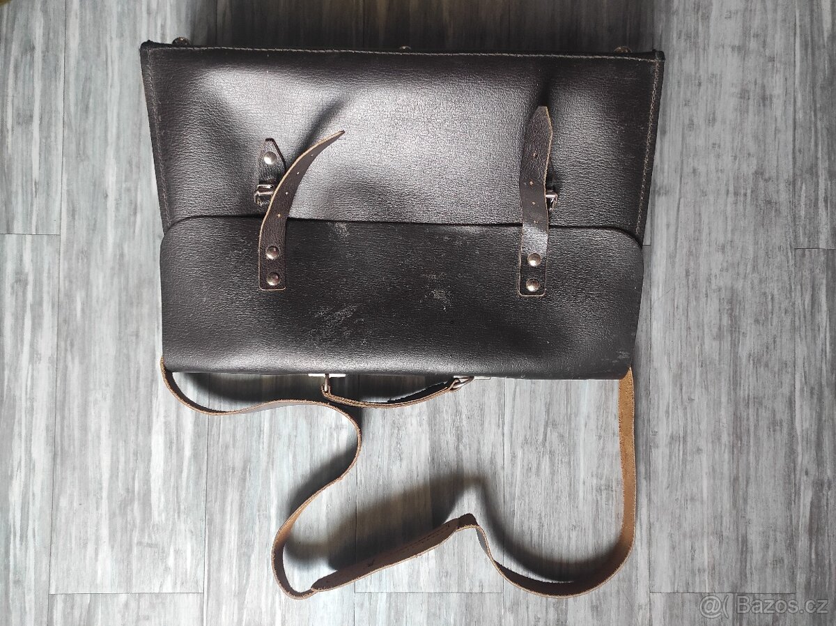 Historická kožená brašna na naradi