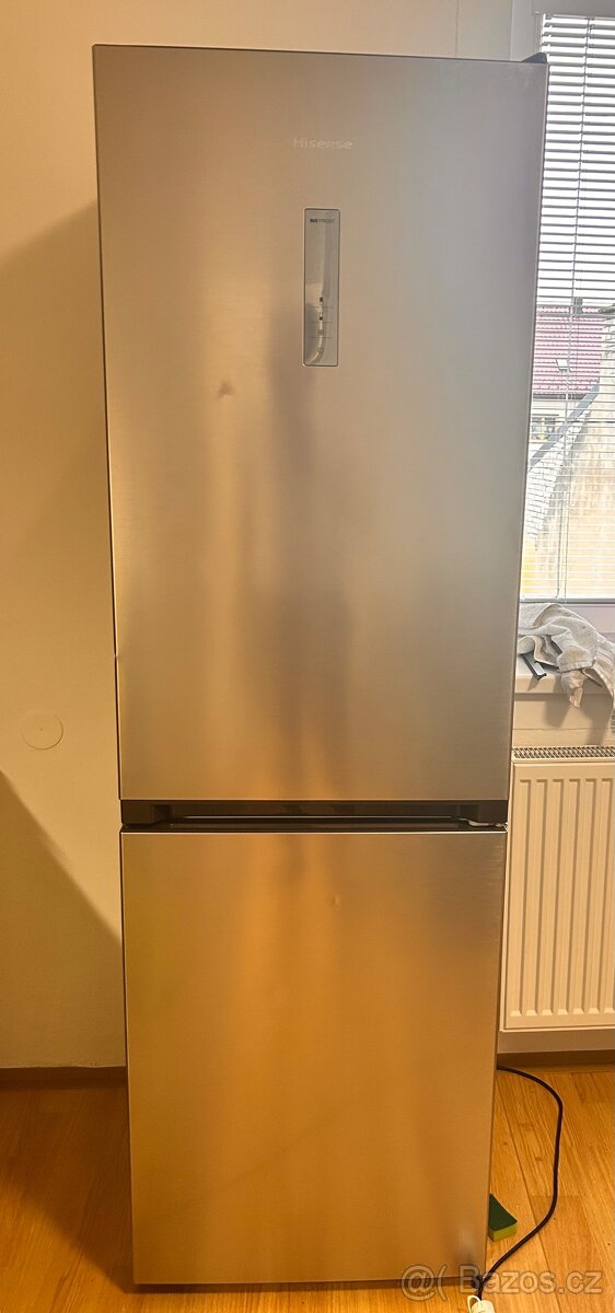 Lednice s mrazákem Hisense