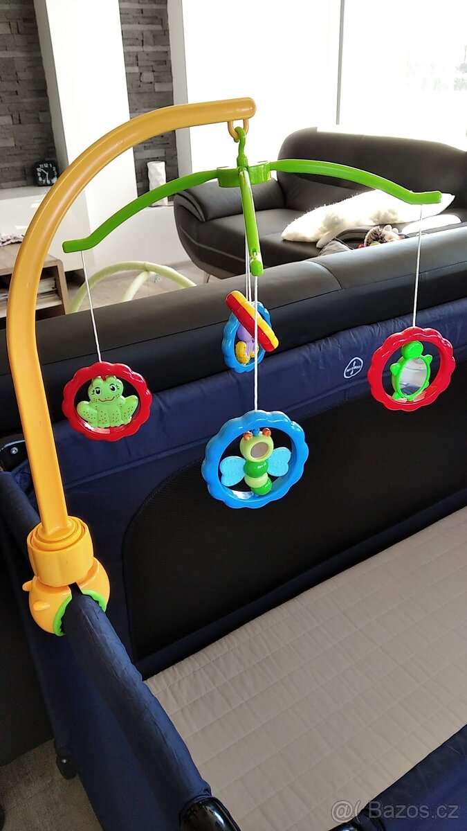 Kolotoč nad postýlku