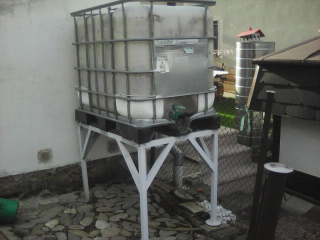 Barel na vodu a stojan