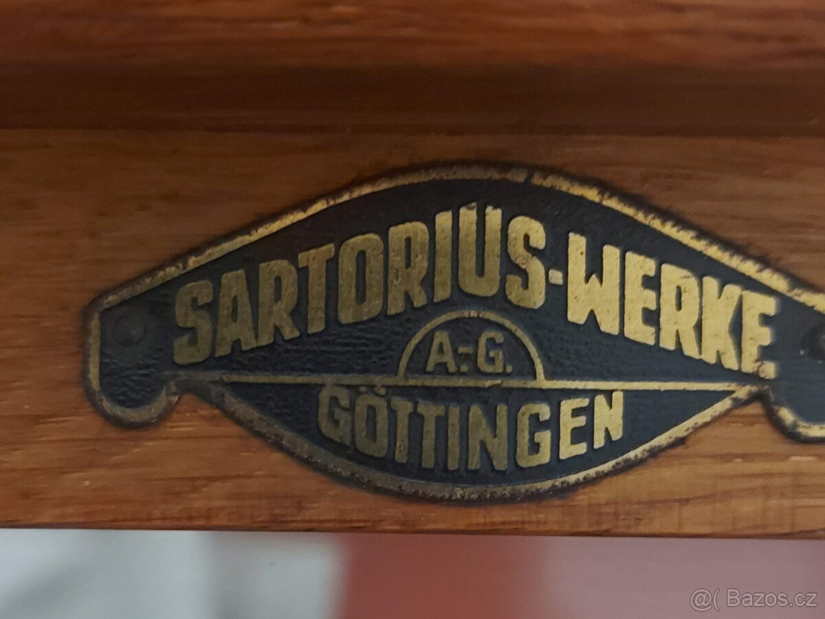 Staré laboratorní váhy Sartorious-Werke vč. lampy