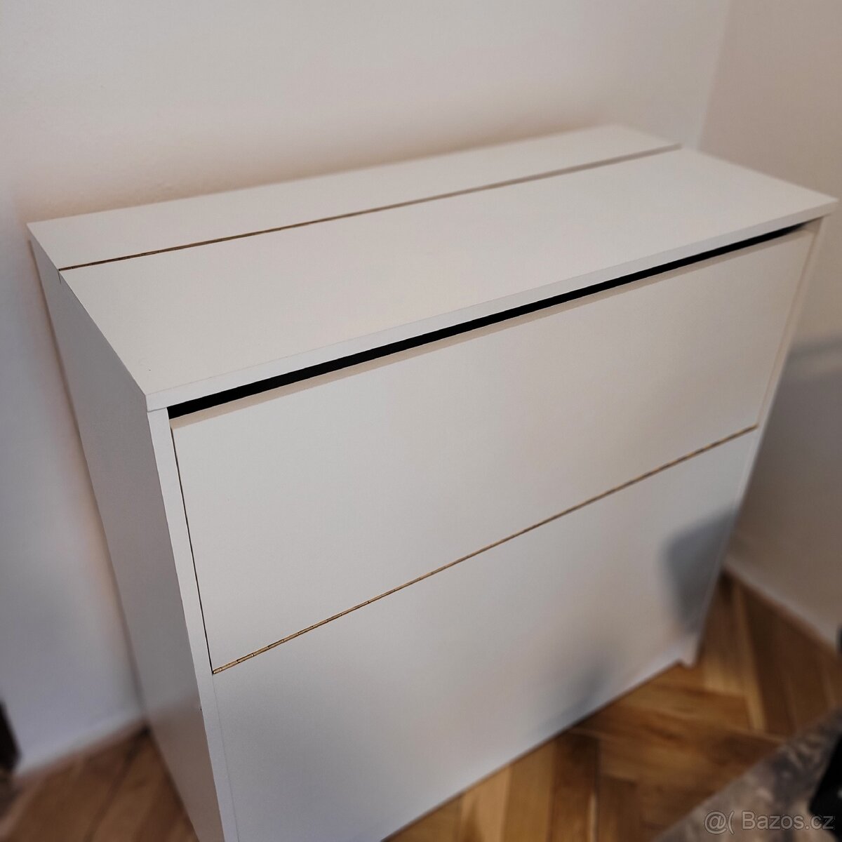 Prodám bílou komodu s úložným prostorem – nová