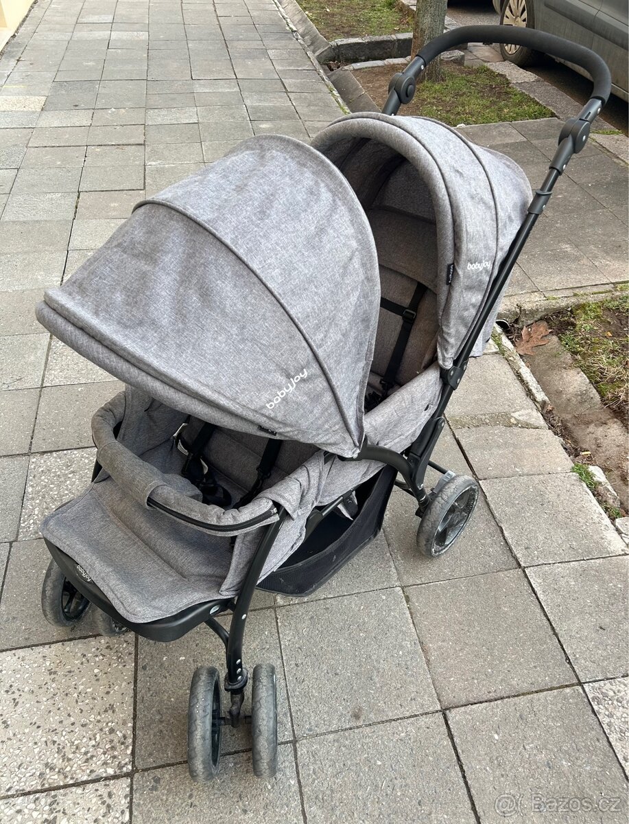 Kočárek sporťáček pro dvojčata skládací, za sebou Babyjo